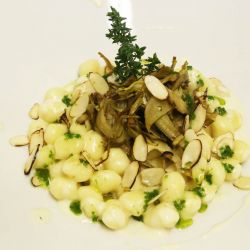 Gnocchetti di patate, carciofi trifolati,  mandorle e vellutata di furmai de mut