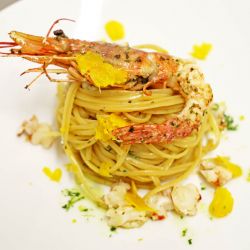 Linguine con gamberoni, aglio, olio e peperoncino e bottarga di muggine