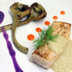 Pesce spada dorato, carciofi brasati e la loro crema - da tenere in sospeso