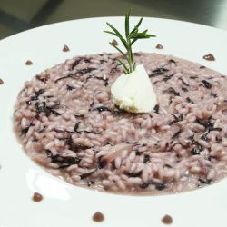 Risotto al radicchio con formaggio fresco di capra